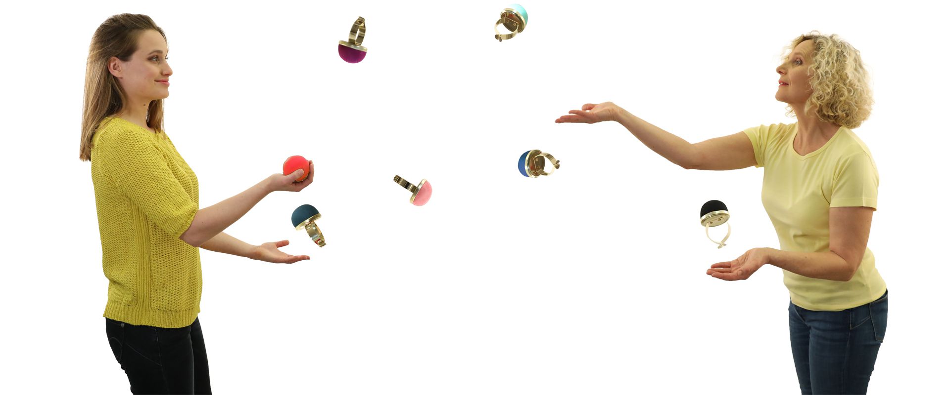 Femmes jonglant avec des bracelets pelote